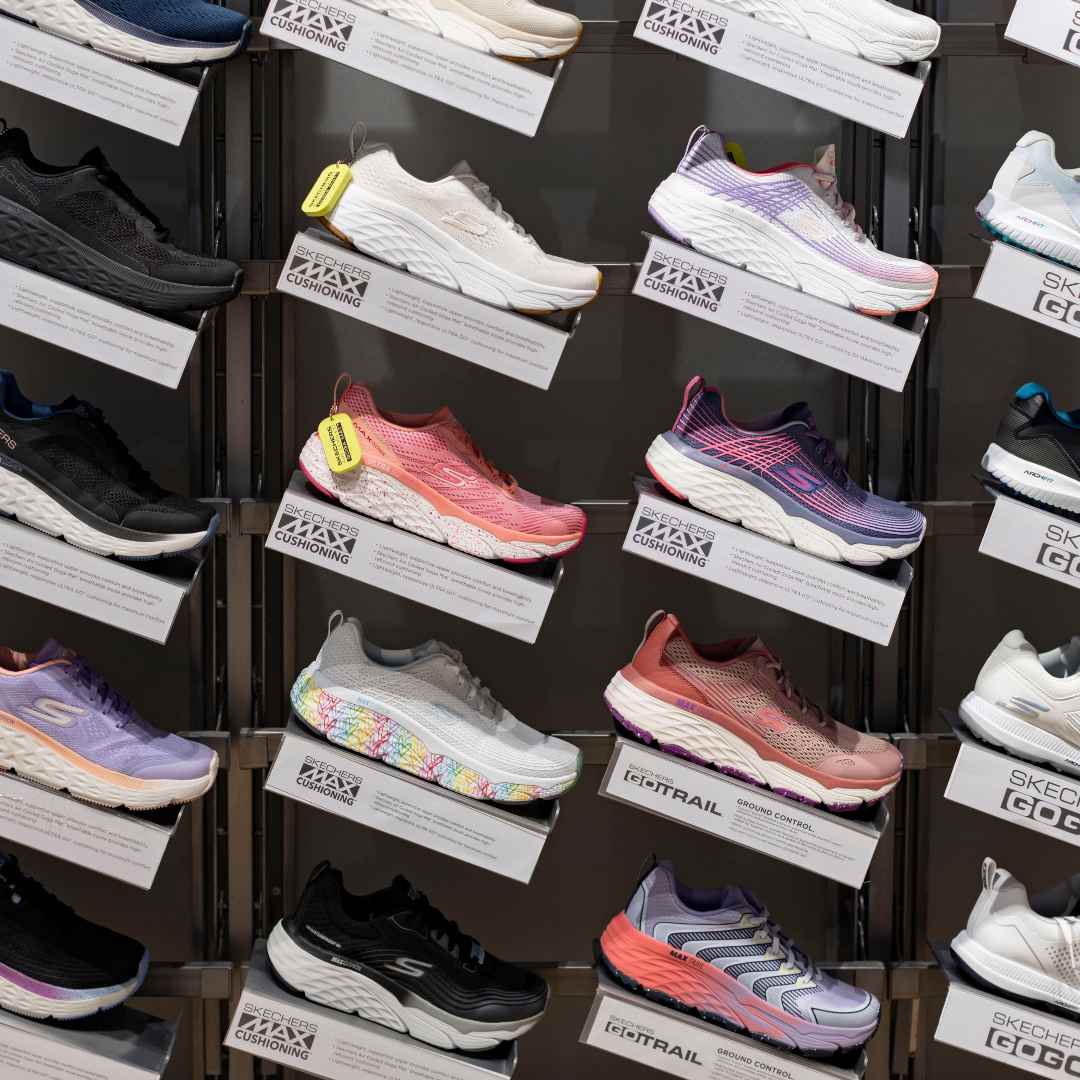 Stort udvalg af Skechers sneakers i forskellige farver og mønstre i Amager Centret. 